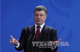 Tổng thống Ukraine: Thỏa thuận Minsk là &#39;ngừng bắn giả&#39;